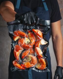Cada detalle cuenta. 🦀
Nuestras tenazas empacadas al vacío para conservar mejor su frescura, calidad y sabor hasta llegar a tu mesa.

Calidad que se nota desde el empaque. 🤌🏻

#SantoCangrejo #TenazaDeCangrejo #Mariscos #CalidadDelMar #DelMarATuMesa