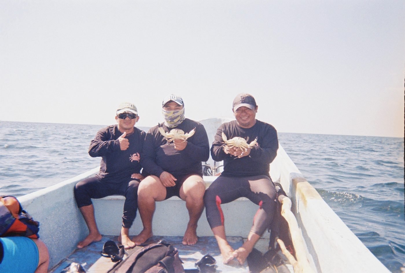 Equipo de pescadores de Santo Cangrejo en la panga con cangrejo moro recién capturado